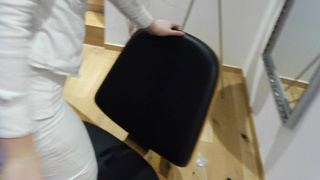 Sie pisst sich in die Jeans Hose und reitet trocken seinen Schwanz