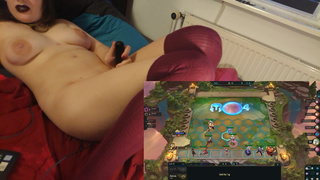 She cums while gaming, shaking orgasm