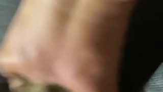 Devote fotze wird mit Paddel gezähmt