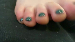 Maîtresse refait son vernis. Aux pieds.