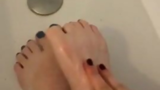 Nettoyage des pieds de ta maîtresse après le sport