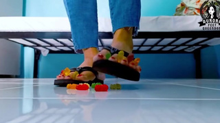 GIANTESS wears FLIP FLOPS