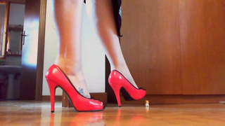 Your Italian giantess reduces you to dust in this magnificent video