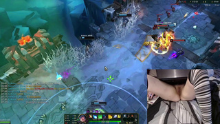 I'M BACK! Gamer Girl playing naked in bed League of Legends #20 Luna