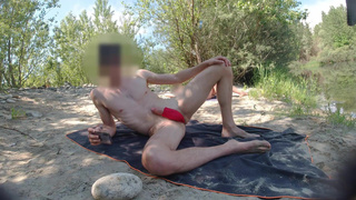 I show my hard cock to a girl on the beach... she comes and jerks me off