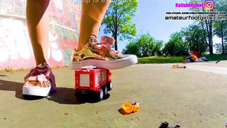 Kati´s giantess, crush toy car trampling , girl sneaker , toycrush, plastic car, jumps , smashes car
