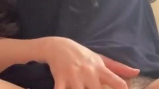 Лобкове волосся, що стирчить із милих трусиків♡ Японка-аматорка з волохатими пахвами мастурбує.