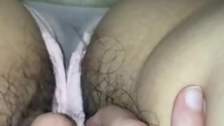 Трусики всі мокрі на першій хвилині. Волохата японська любителька мастурбує [домашнє]