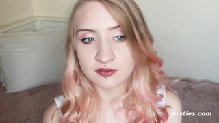 Aurora Shakes Her Ass For Us