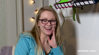 Exhibitionistin Holly wagt Masturbations-Dreh im Hausflur