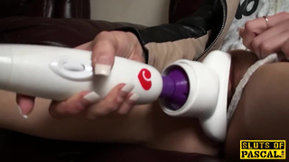 Solo british skank toys pussy with vior