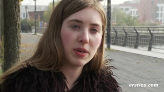 Lara genießt es, eins mit der Natur zu sein