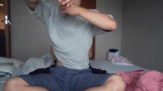 顔面騎乗位でクンニさせながら亀頭責め手コキ、自ら腰振りバックでイケメンM男を寸止め焦らしする痴女の見せつけプレイが最高にエロい。日本人素人/マッチョ/顔騎/クリトリス/巨乳/えむゆみカップル