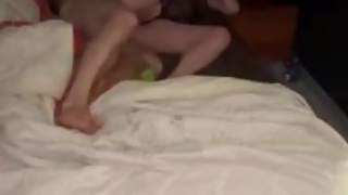 La mia amica dopo una scopata si addormenta e io con tanta voglia di cazzo mi scopo suo marito