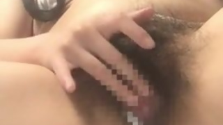 Волохата кицька стирчить! Японська любителька в білому мікробікіні мастурбує. Домашнє].