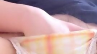 Японський любитель мастурбує і стогне! Її лобкове волосся стирчить із трусиків♡[домашнє]