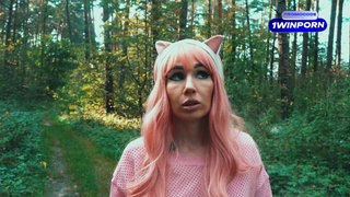 Няшка-лесбиянка заблудилась в лесу и нарвалась на хуй лесника.