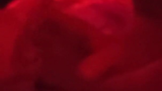 После вечеринки шлюшку с пробкой в попе трахает папочка