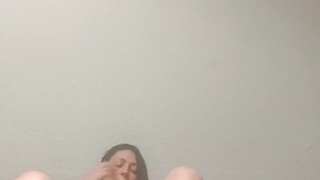 MILF sexy se desnuda para esposo