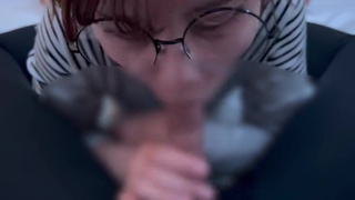 Glasses girl gets caught by the smell of dick and sucks up a lot of sperm.