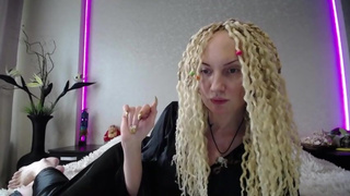 You don't dare to look at me, loser, I am your Goddess!