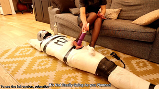 Jeux de frustrations en chaussette et collant et orgasme ruiné pour cet esclave attaché. Maîtresse J