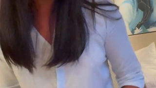 Русский трансик дрочит член