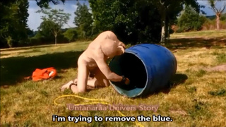 VOST engl - Cet inférieur soumis nu et chaste et le tonneau dans le jardin 1.