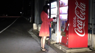 She dressed as a woman, wore a red coat, and was exposed in front of the vending machine.