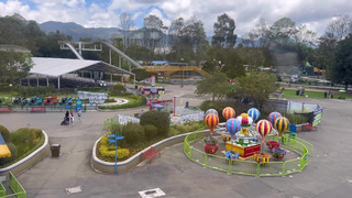 Public lesbian sex in amusement park (real)