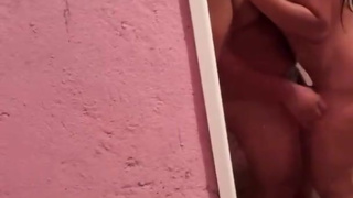 Novio de mi hermana me encuentra en la ducha y terminamos follando, al final se corre en mis tetas