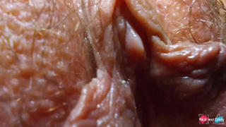 Она шевелит своим клитором очень крупным планом!