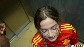 Une Supportrice Espagnole Au Gros Cul Baisée En Anal Et DP Dans Un Parking Après Le Match De Foot !!