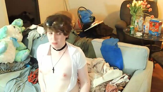 Cute trap plays wit her makeup brush, and gets tons of orgasms.