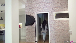 GERMAN SCOUT - SEINE EXTREM SCHLANKE TOCHTER BEI CASTING GEFICKT