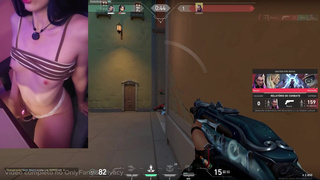 Jogando Valorant com Vibrador na Buceta