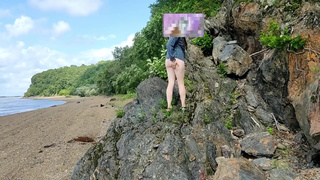 Показывала голую задницу и бегала по пляжу. Нас могли увидеть