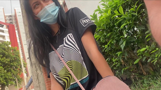 Vän bestämmer sig för att gå ut med sin frodiga på gatan och titta på hennes reaktion