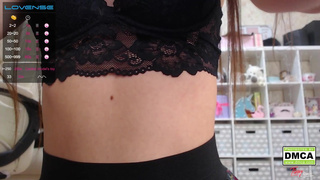 Skolepige i en miniskirt sidder på Bongacams