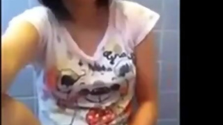 Amateur Asian Girl in Glasses Masturbating