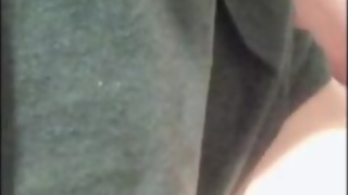 A pretty woman with a short cut who masturbates and comes in a washlet.