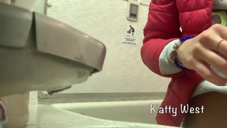 Подростковая мастурбация в туалете самолёта. Почти поймана когда кончает