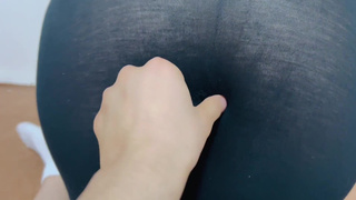 داشتم جق میزدم که یهو خا.رم ناتنی از راه رسید و بهم کص داد خیلی حشری بود ابمو اورد عجب کصی داشت