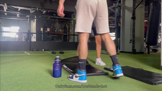 invito al gimnasio a mi compañera de cuarto y la follo en la ducha