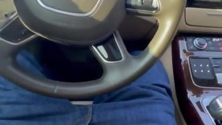 Балуется пока муж смотрит в телефон