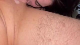 Замужняя отсасывает в центре города и говорит с мужем по телефону