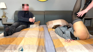 Threesome sex meeting - intern fucks female boss and shoots cum on her pussy - stranger is observing