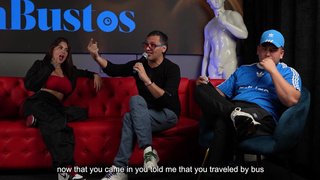 Sara Blonde se folla a un fan de verga ENORME mientras su esposo CORNUDO mira - Juan Bustos Show