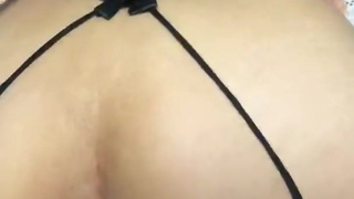 A mi vecina le urge verga pues se abre el culo y se clava solita