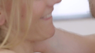 Beautiful грудастая Jasmine Daze ногами трахается, а сиськи трахает соседку